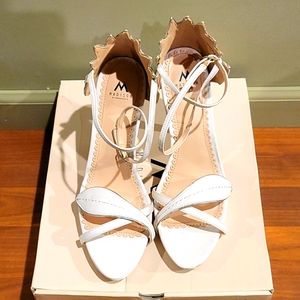 MADISON WHITE W/SILVER PIPING SANDALS EUC